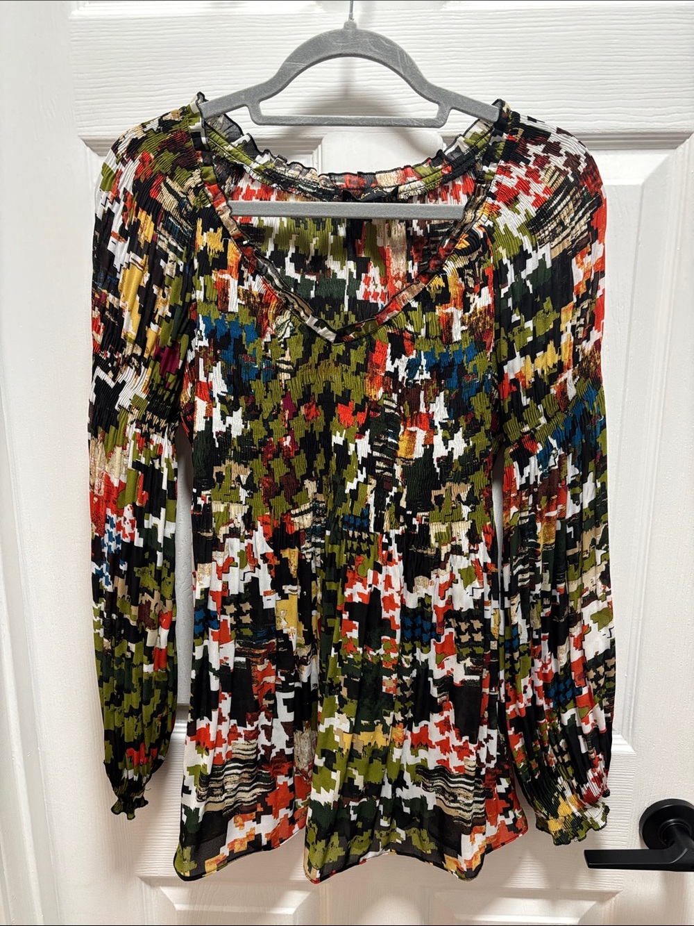 Melissa Paige Multicolor Printed Long Sleeve Scoop Neck Top will stretch to 22